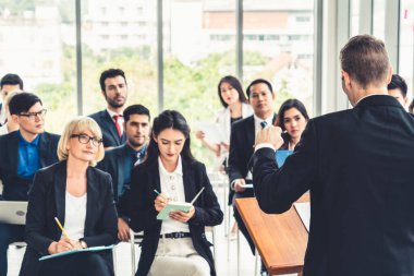 Bir grup iş adamı seminer konferansında toplanıyor. Seyirciler, çalışanların eğitim seanslarındaki eğitmenleri dinliyor. Uzman konuşmacı ile ofis çalışanları toplantısı .