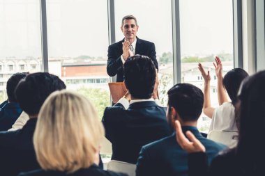Bir grup iş adamı seminer konferansında toplanıyor. Seyirciler, çalışanların eğitim seanslarındaki eğitmenleri dinliyor. Uzman konuşmacı ile ofis çalışanları toplantısı .