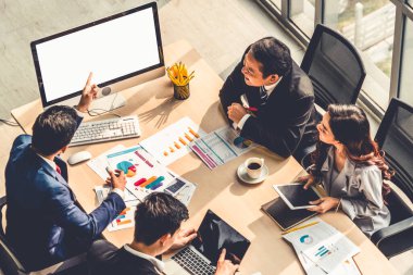 Zeki iş adamı ve iş kadını modern ofis içinde grup toplantılarında konuşuyorlar. İş ortaklığı stratejik planlama ve iş arkadaşlarının beyin fırtınası.