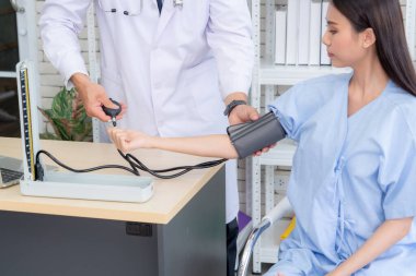 Profesyonel üniformalı doktor hastanedeki ya da klinikteki hastayı muayene ediyor. Sağlık, sağlık ve doktor hizmetleri konsepti.