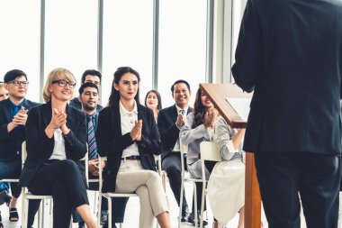 Bir grup iş adamı seminer konferansında toplanıyor. Seyirciler, çalışanların eğitim seanslarındaki eğitmenleri dinliyor. Uzman konuşmacı ile ofis çalışanları toplantısı .