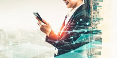 Modern yaratıcı iletişim ve internet ağı akıllı şehirde birleşir. 5G kablosuz dijital bağlantı ve gelecekteki şeylerin interneti kavramı.