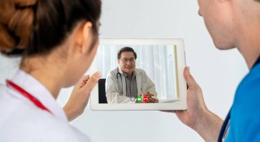 Doktor Teletıp Servisi sanal hasta sağlığı sohbetleri için çevrimiçi video. Canlı video çağrısı için internete bağlanan çevrimiçi mobil cihaz kullanarak evden uzak doktor sağlık danışmanı .