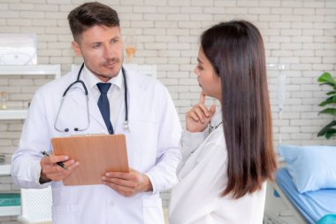 Profesyonel üniformalı doktor hastanedeki ya da klinikteki hastayı muayene ediyor. Sağlık, sağlık ve doktor hizmetleri konsepti.