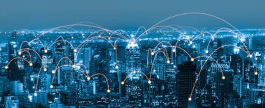 Modern yaratıcı iletişim ve internet ağı akıllı şehirde birleşir. 5G kablosuz dijital bağlantı ve gelecekteki şeylerin interneti kavramı.