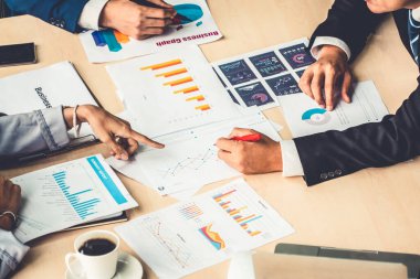 Zeki iş adamı ve iş kadını modern ofis içinde grup toplantılarında konuşuyorlar. İş ortaklığı stratejik planlama ve iş arkadaşlarının beyin fırtınası.