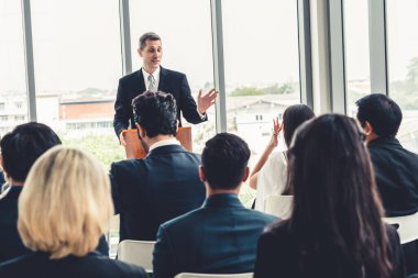 Bir grup iş adamı seminer konferansında toplanıyor. Seyirciler, çalışanların eğitim seanslarındaki eğitmenleri dinliyor. Uzman konuşmacı ile ofis çalışanları toplantısı .