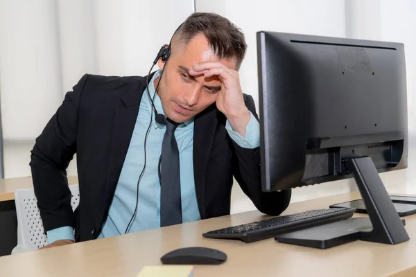 Gente Negocios Que Usa Auriculares Siente Infeliz Trabajando Oficina Falla —  Fotos de Stock