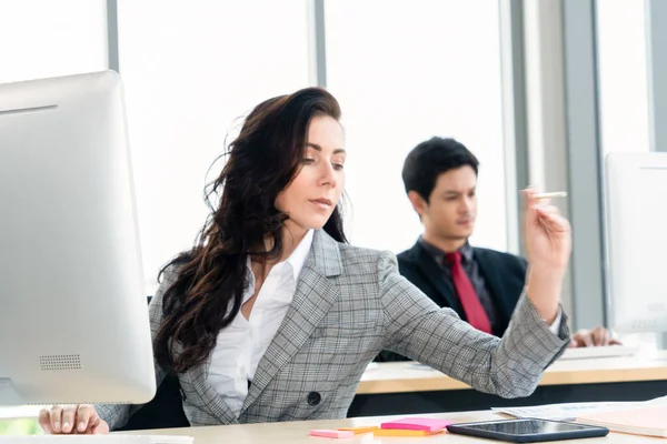 Gente Negocios Trabajando Mesa Moderna Sala Oficina Mientras Analizan Informe — Foto de Stock