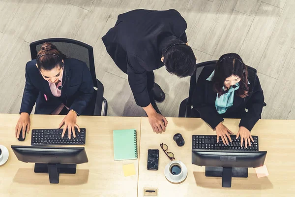 Pessoas Negócios Vestindo Headset Vista Superior Escritório Trabalhando Com Computador — Fotografia de Stock