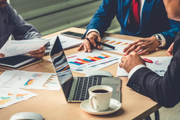 Inteligente Hombre Negocios Mujer Negocios Hablando Discusión Reunión Grupo Mesa —  Fotos de Stock