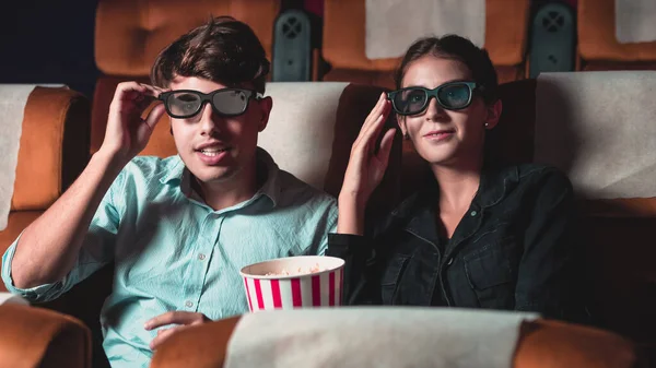 电影院里的男男女女都在看一部带着3D眼镜的电影 感兴趣地看着屏幕 兴奋地吃着爆米花 — 图库照片