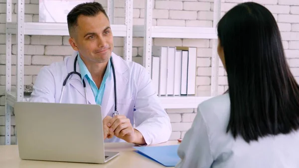 Medico Uniforme Professionale Che Esamina Paziente Ospedale Clinica Medica Concetto — Foto Stock