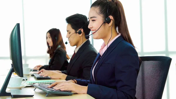 Geschäftsleute Mit Headset Arbeiten Büro Entfernte Kunden Oder Kollegen Unterstützen — Stockfoto