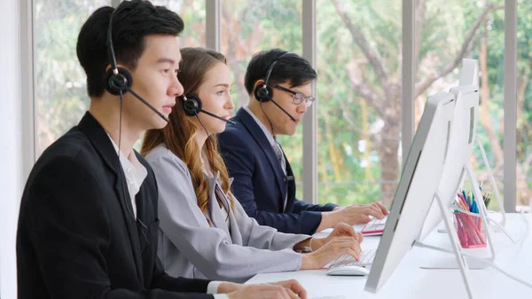 Geschäftsleute Mit Headset Arbeiten Büro Entfernte Kunden Oder Kollegen Unterstützen — Stockfoto