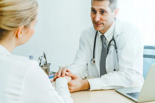 Médico Uniforme Profesional Examinando Paciente Hospital Clínica Médica Concepto Servicio — Foto de Stock