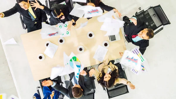 Las Personas Negocios Exitosas Celebran Junto Con Alegría Mesa Oficina — Foto de Stock