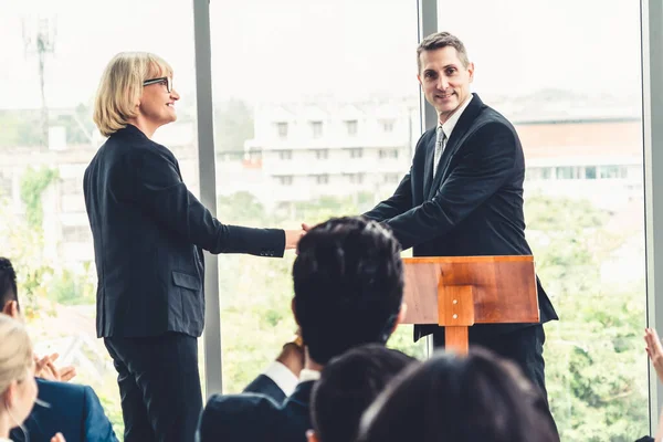 Grupp Affärsmän Träffas Seminariekonferens Publiken Lyssnar Instruktör Medarbetarutbildning Toppmöte För — Stockfoto