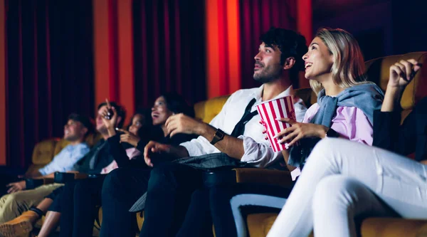 Zufriedene Und Lustige Zuschauer Sehen Kino Kino Gruppenfreizeitaktivität Und Unterhaltungskonzept — Stockfoto