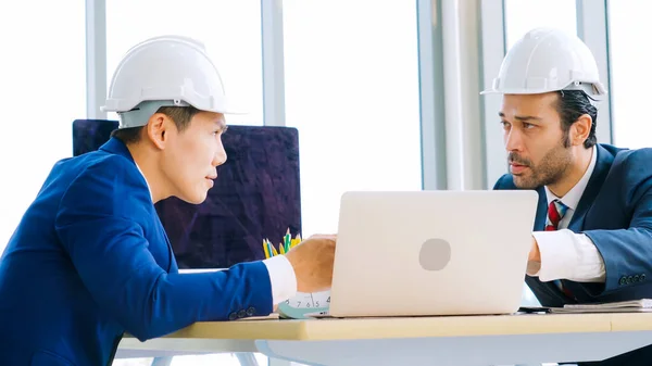 Reunião Engenheiros Arquitetos Mesa Escritório Sobre Planejamento Projetos Engenharia Arquitetura — Fotografia de Stock