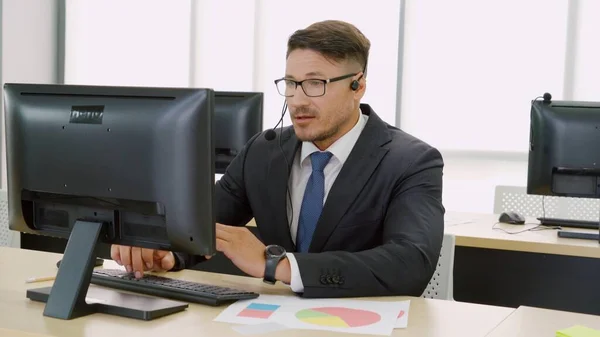 Gente Negocios Que Usa Auriculares Trabajando Oficina Para Apoyar Clientes —  Fotos de Stock