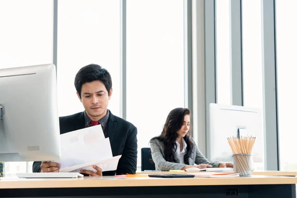 Gente Negocios Trabajando Mesa Moderna Sala Oficina Mientras Analizan Informe — Foto de Stock