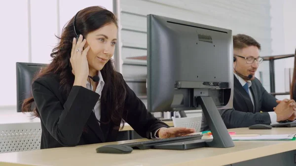 Zakenmensen Met Een Headset Die Kantoor Werken Klanten Collega Afstand — Stockfoto