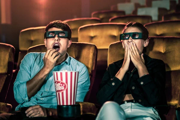 Hombre Mujer Cine Viendo Una Película Con Gafas Con Interés —  Fotos de Stock