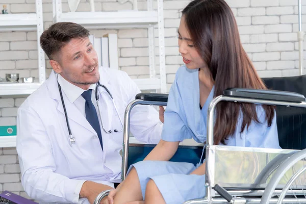 Arzt Uniform Untersucht Patient Krankenhaus Oder Der Klinik Gesundheitswesen Medizinisches — Stockfoto