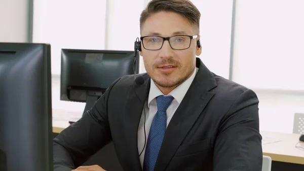 Gente Negocios Que Usa Auriculares Trabajando Oficina Para Apoyar Clientes — Foto de Stock