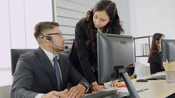 Gente Negocios Que Usa Auriculares Trabajando Oficina Para Apoyar Clientes —  Fotos de Stock