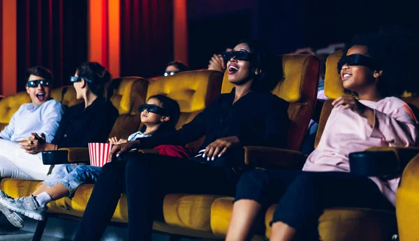 成群结队的观众带着3D眼镜在电影院里看电影 饶有兴趣地看着银幕 兴奋地吃着爆米花 — 图库照片