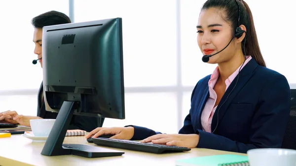 Gente Negocios Que Usa Auriculares Trabajando Oficina Para Apoyar Clientes — Foto de Stock