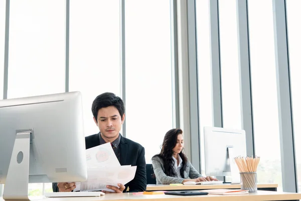 Gente Negocios Trabajando Mesa Moderna Sala Oficina Mientras Analizan Informe — Foto de Stock