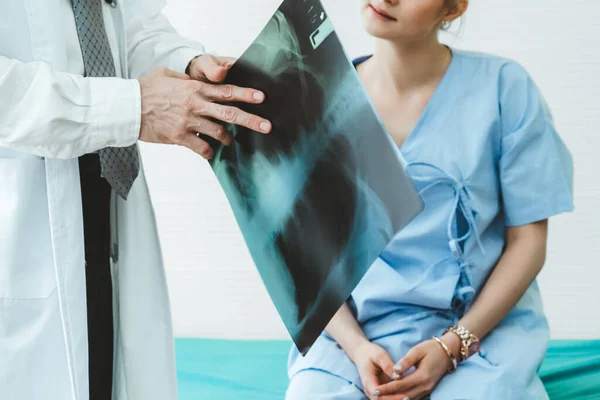 Läkare Professionell Uniform Som Undersöker Patienten Sjukhus Eller Läkarmottagning Koncept — Stockfoto