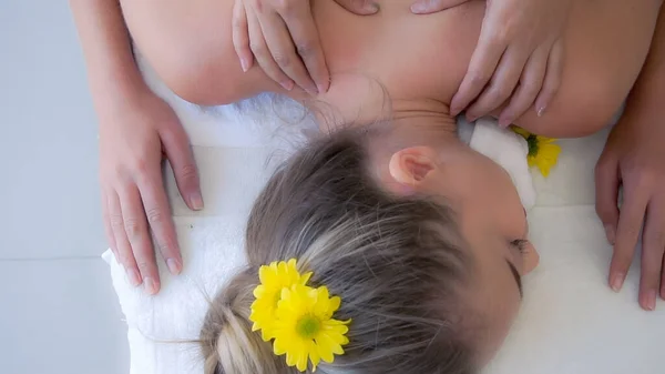 Mujer Relajada Recibiendo Masaje Espalda Spa Lujo Con Terapeuta Masaje —  Fotos de Stock