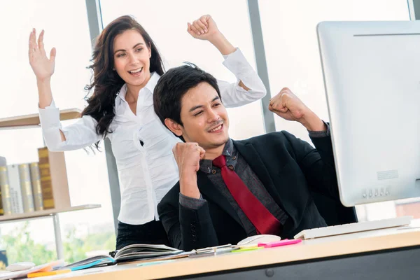 Dos Empresarios Felices Celebran Sala Reuniones Oficina Exitoso Empresario Felicita — Foto de Stock