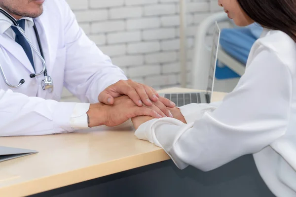 Läkare Professionell Uniform Som Undersöker Patienten Sjukhus Eller Läkarmottagning Koncept — Stockfoto