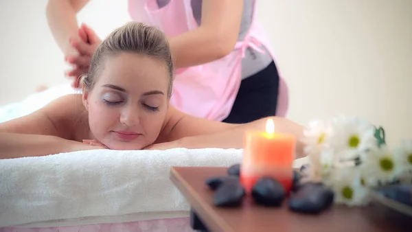 Mulher Relaxada Recebendo Volta Massagem Spa Luxo Com Massagista Profissional — Fotografia de Stock