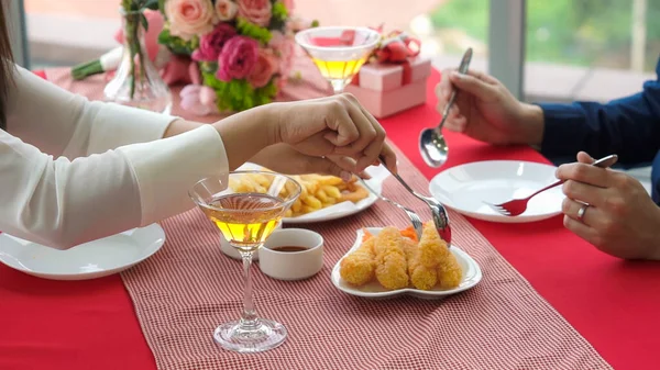 Glückliches Romantisches Paar Beim Mittagessen Restaurant Ehejubiläum Und Lebensstil — Stockfoto