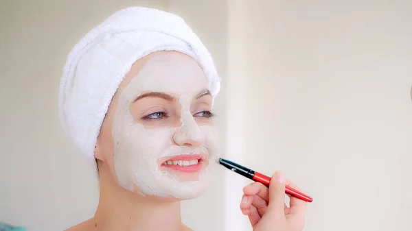 Hermosa Mujer Que Tiene Tratamiento Exfoliación Cosmética Facial Spa Bienestar — Foto de Stock