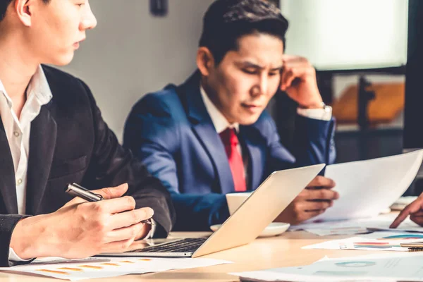 Unzufriedene Geschäftsleute Bestreiten Arbeitsprobleme Büro Unternehmensinsolvenz Und Verlustkonzept — Stockfoto