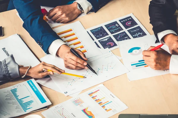 Inteligente Hombre Negocios Mujer Negocios Hablando Discusión Reunión Grupo Mesa —  Fotos de Stock