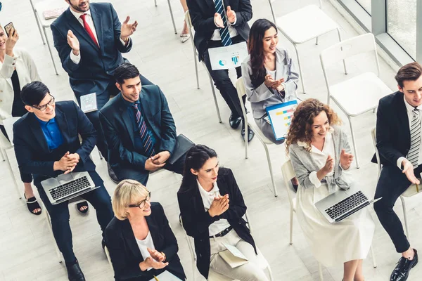 Grupo Empresarios Reunidos Una Conferencia Seminario Audiencia Escuchando Instructor Sesión — Foto de Stock