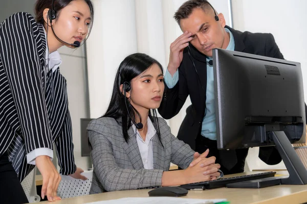 Geschäftsleute Mit Headset Fühlen Sich Büro Unwohl Scheitern Negative Traurigkeit — Stockfoto