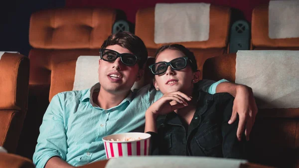 Mężczyzna Kobieta Kinie Oglądają Film Okularach Zainteresowaniem Patrząc Ekran Ekscytujące — Zdjęcie stockowe