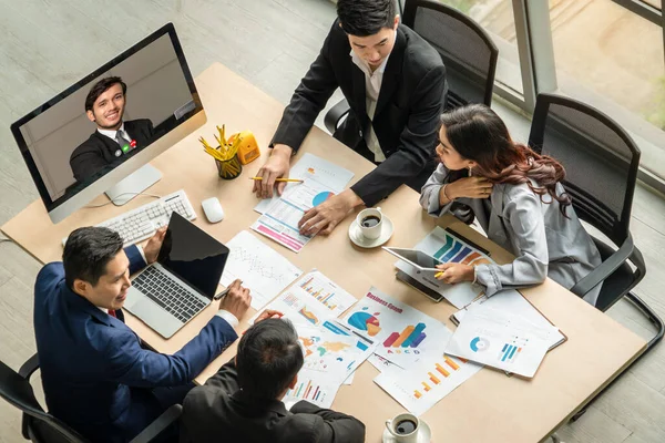 Sanal işyerinde ya da ücra bir ofiste buluşan iş adamları. Profesyonel iş dünyasındaki iş arkadaşınla iletişim kurmak için akıllı video teknolojisi kullanan telekonferans görüşmesi..