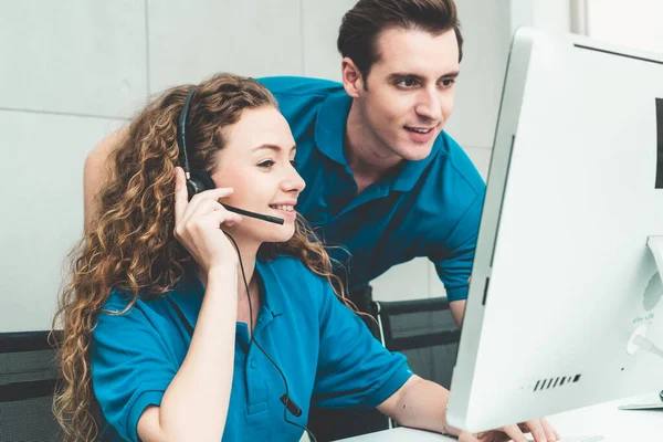 Gente Negocios Que Usa Auriculares Trabajando Oficina Para Apoyar Clientes —  Fotos de Stock