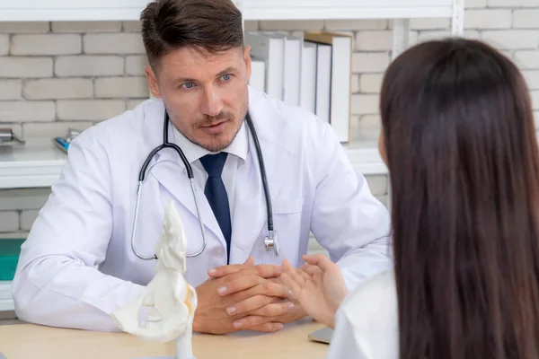 Medico Uniforme Professionale Che Esamina Paziente Ospedale Clinica Medica Concetto — Foto Stock