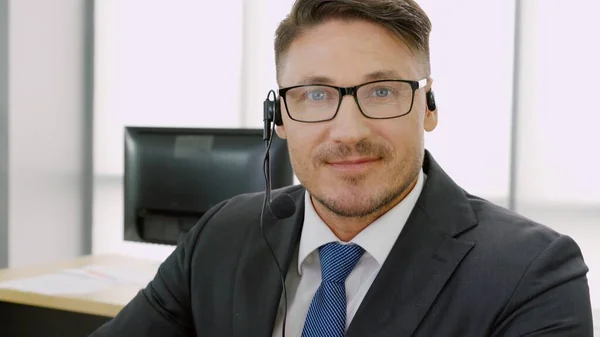 Gente Negocios Que Usa Auriculares Trabajando Oficina Para Apoyar Clientes — Foto de Stock